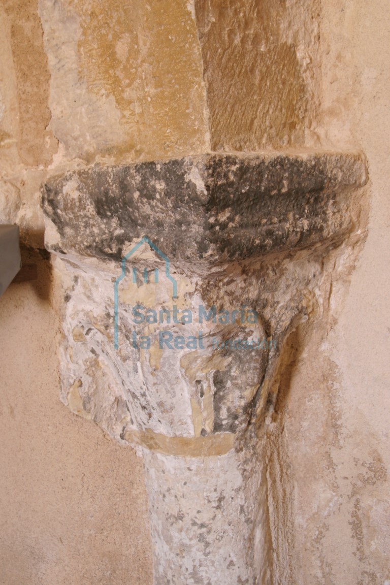 Capitel de la arquería del presbiterio del ábside norte, con decoración de hojas esquemáticas apenas labradas