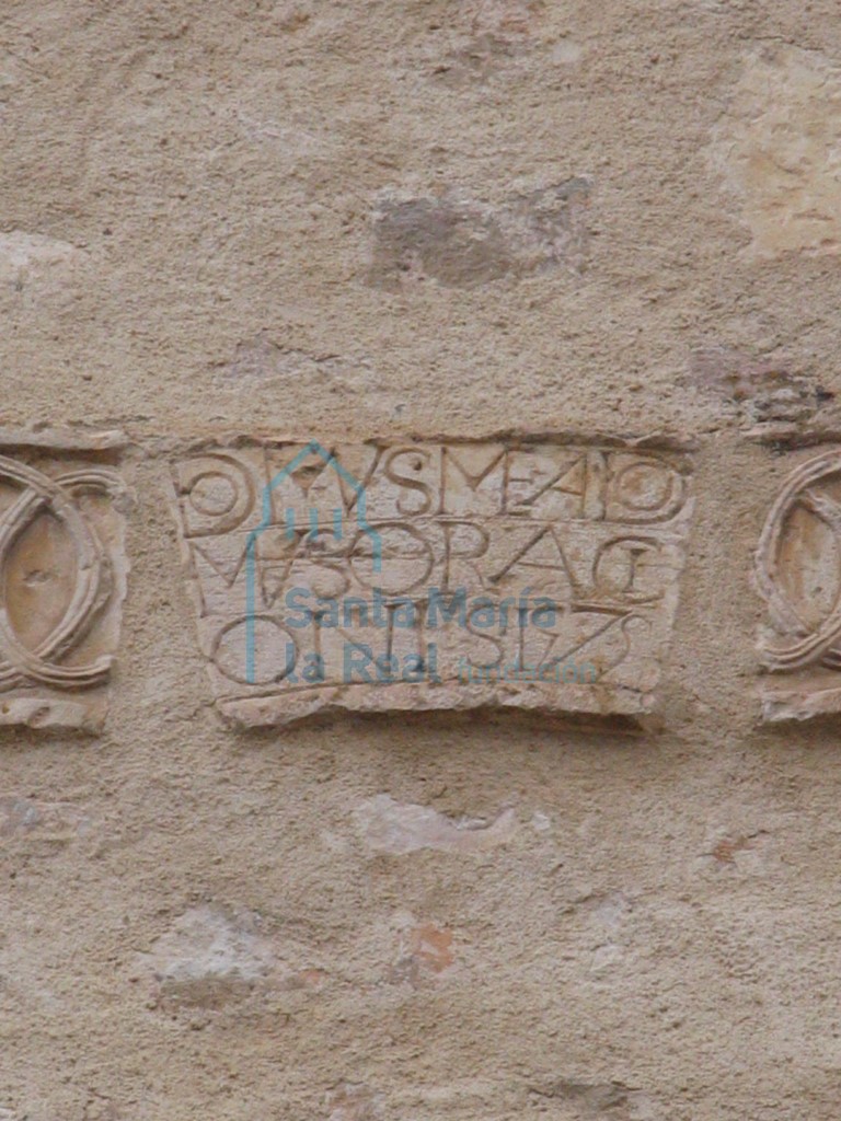 Detalle de una dovela con una inscipción, empotrada en los muros de la iglesia