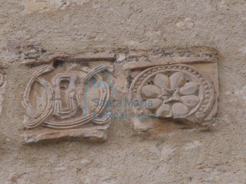 Detalle de unas dovelas empotradas en los muros de la iglesia