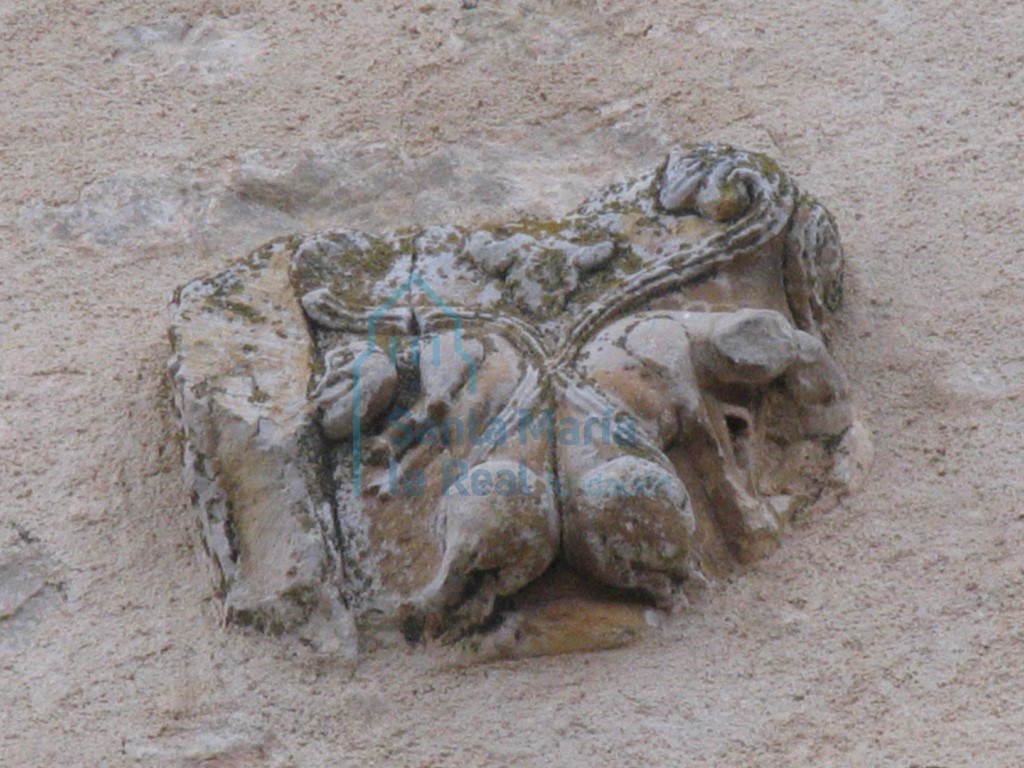 Capitel con una pareja de cuadrúpedos empotrado en el muro de la iglesia Capitel con una pareja de cuadrúpedos empotrado en el muro de la iglesia