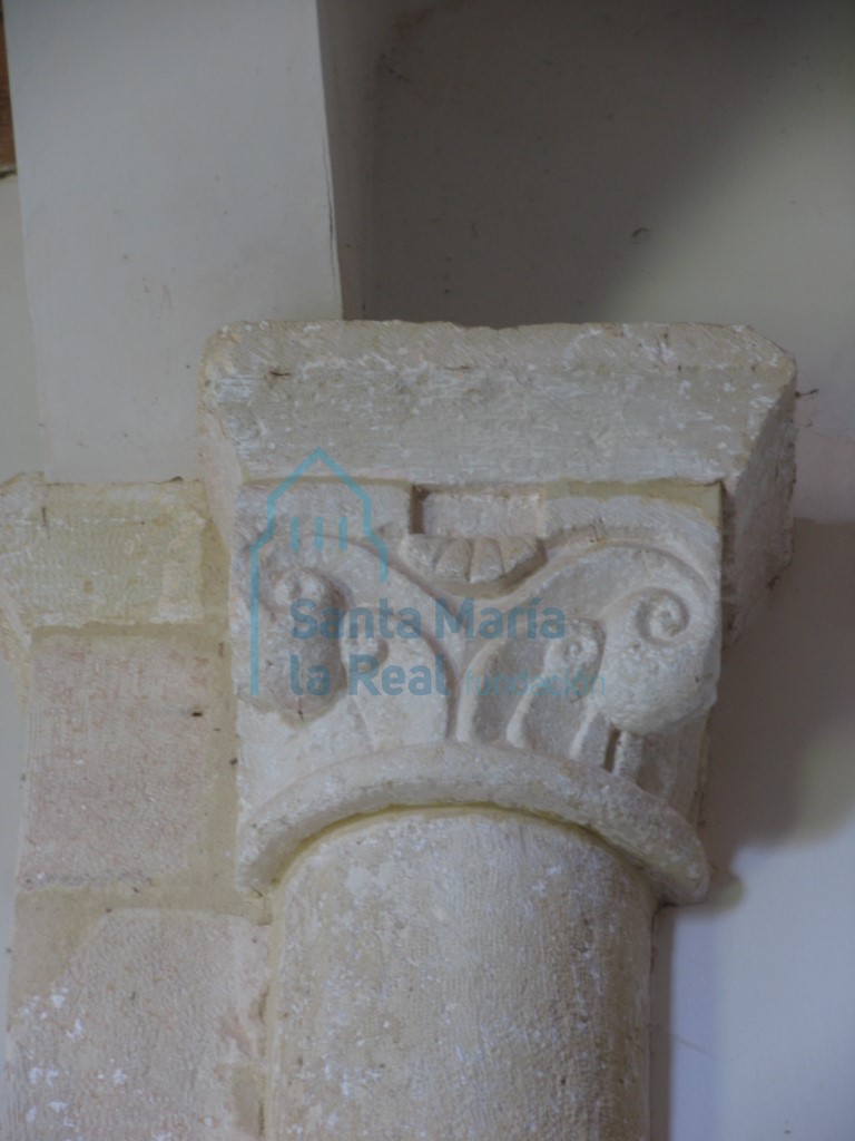 Capitel izquierdo vegetal del arco triunfal