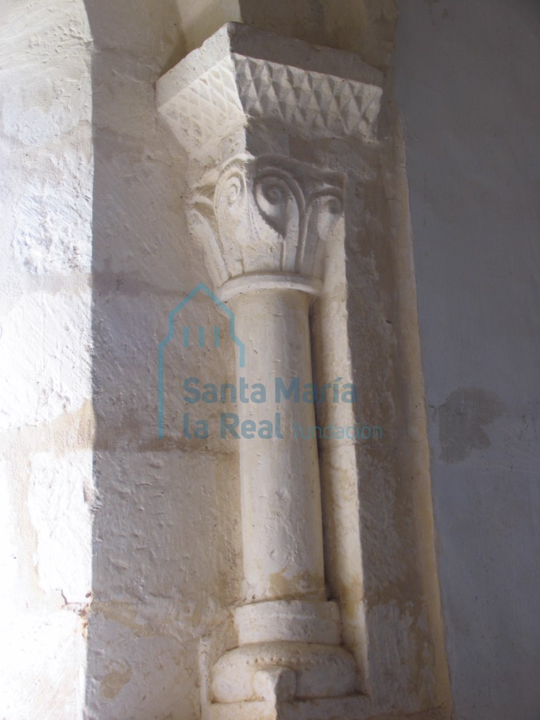 Columna de la ventana absidal
