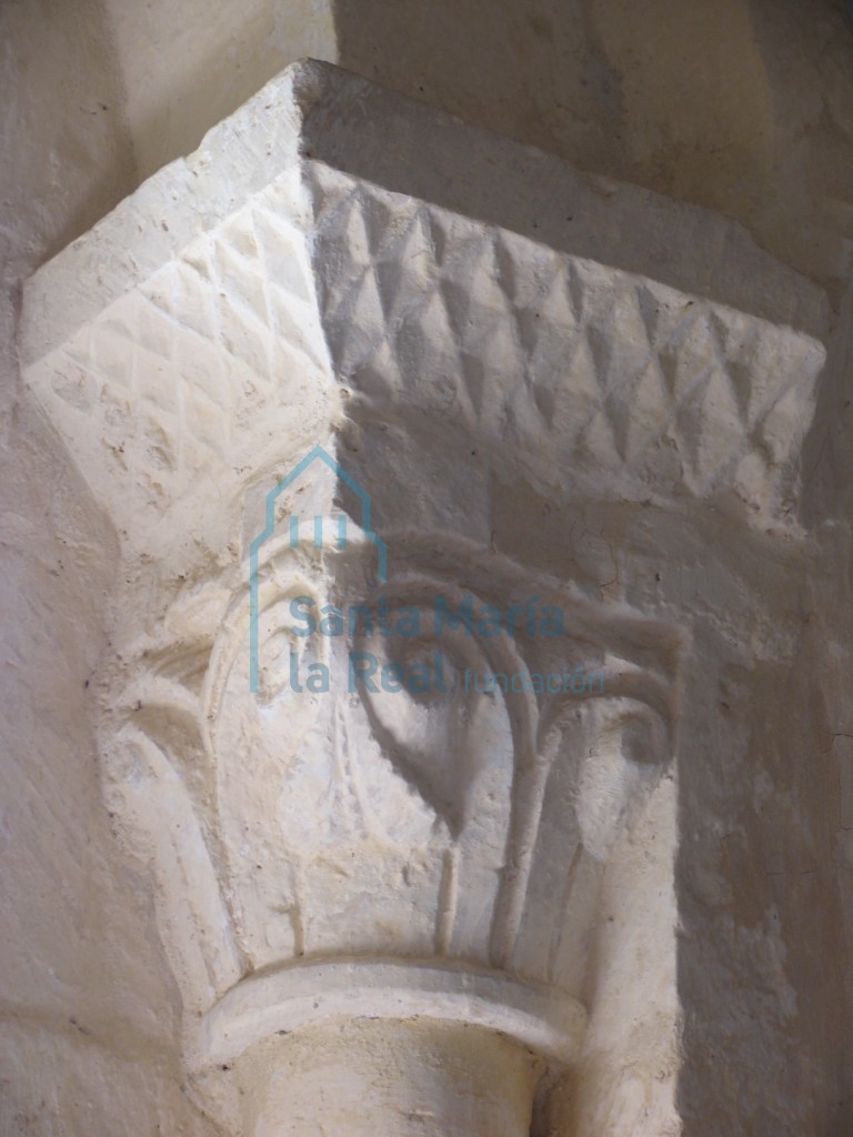 Capitel vegetal de la ventana absidal