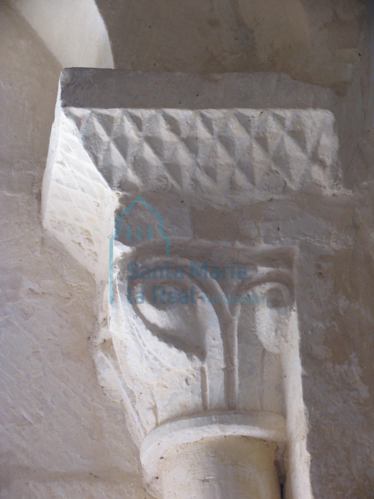 Capitel vegetal de la ventana absidal