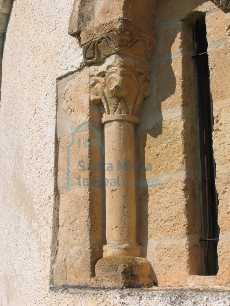 Columa izquierda de la ventana absidal