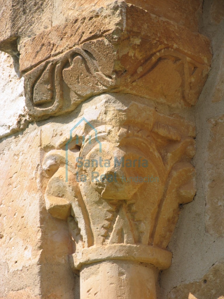 Capitel vegetal de la ventana absidal