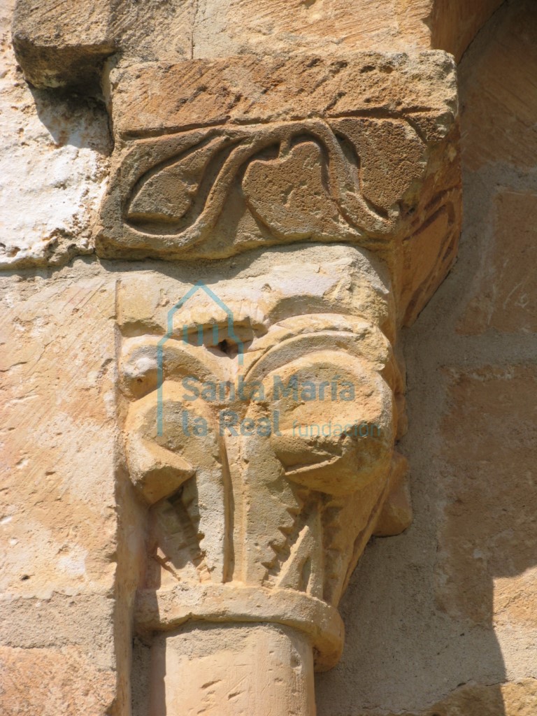 Capitel vegetal de la ventana absidal