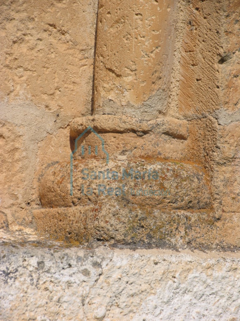 Basa de la columna de la ventana absidal