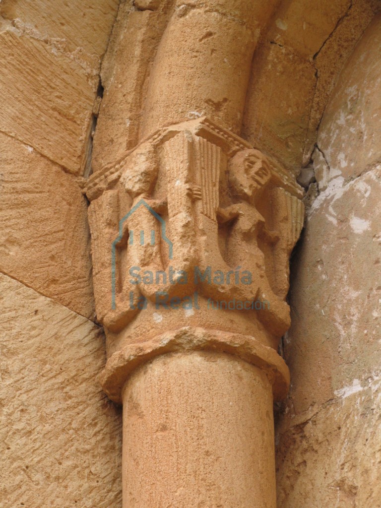 Capitel de la ventana del ábside