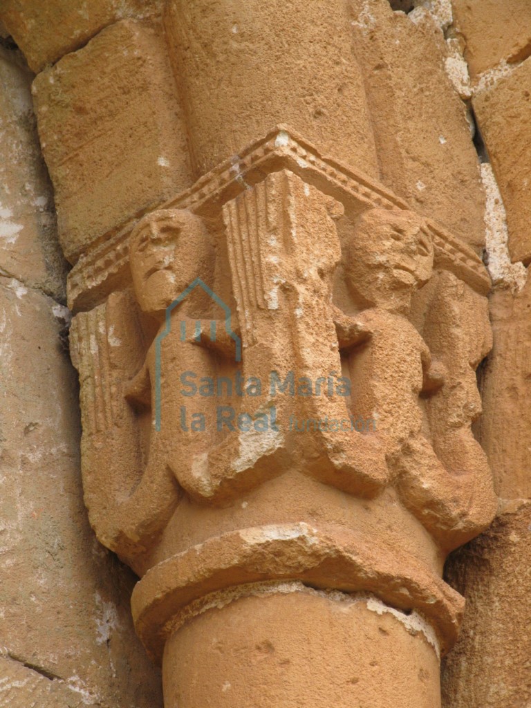Capitel de la ventana del ábside