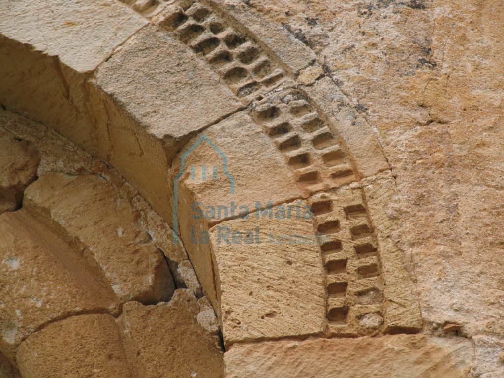 Detalle decorativo de la ventana del ábside