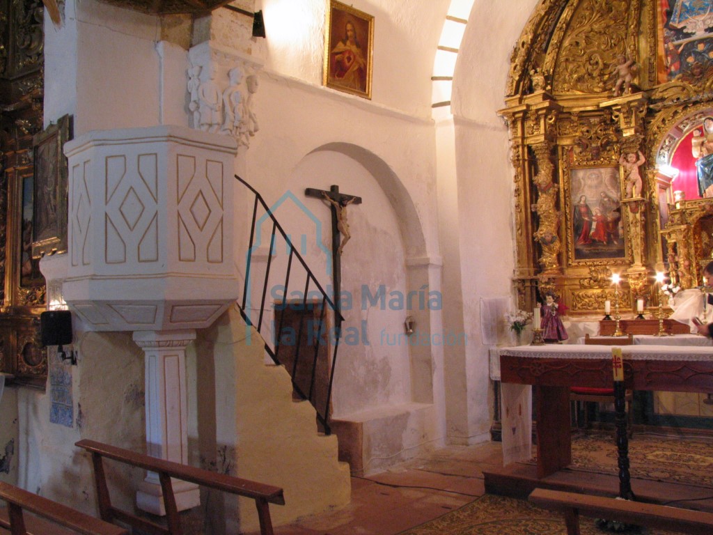 Interior del lado del evangelio
