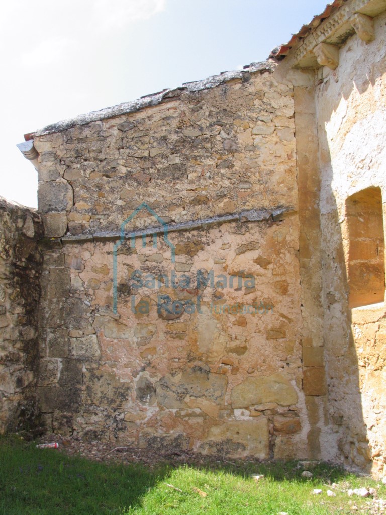 Muro exterior de la capilla lateral