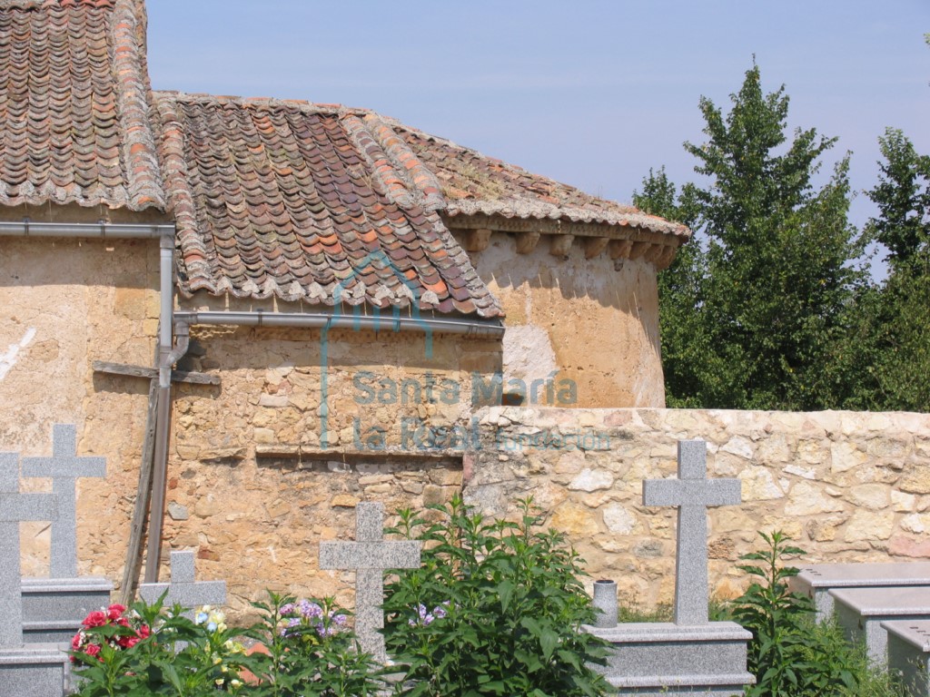 Exterior del ábside, muro de capilla lateral, cementerio