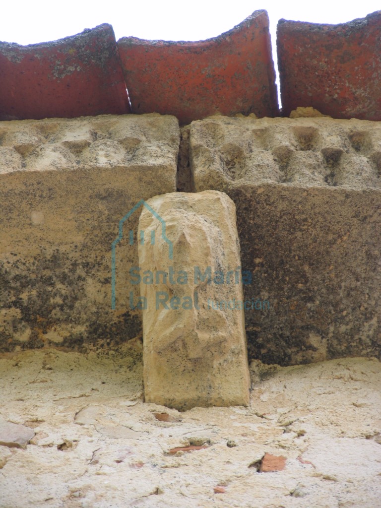 Canecillo personaje soplando instrumento de viento