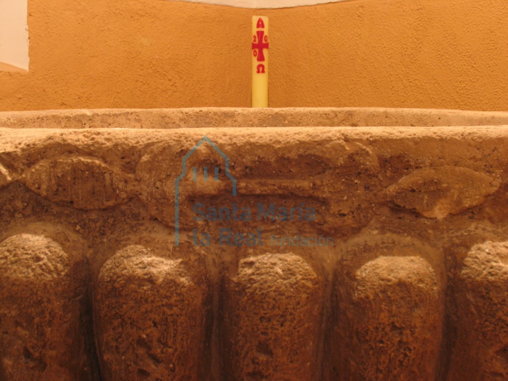 Detalle de la cenefa en la boca de la pila bautismal