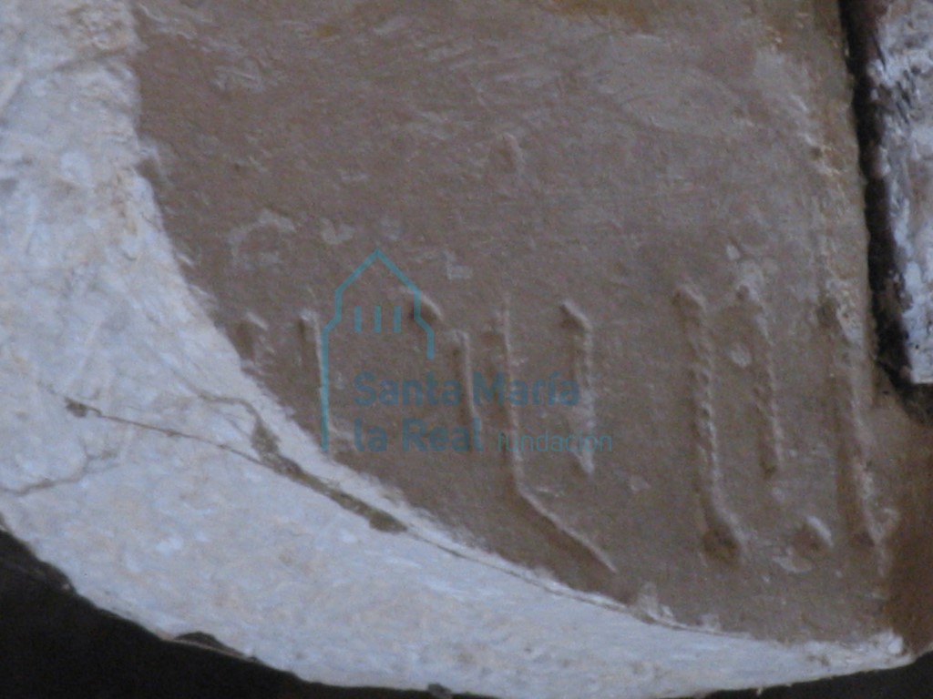 Detalle de las marcas en una viga de piedra