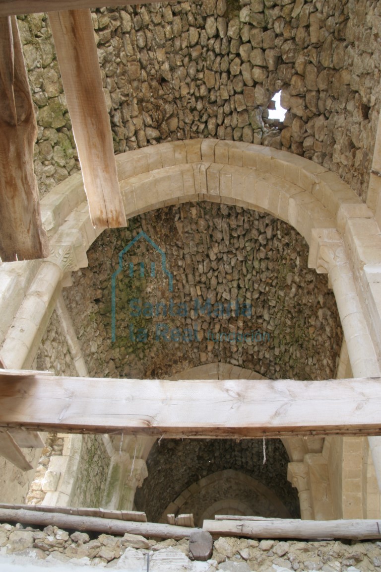 Vista de la bóveda y el arco fajon del colateral sur