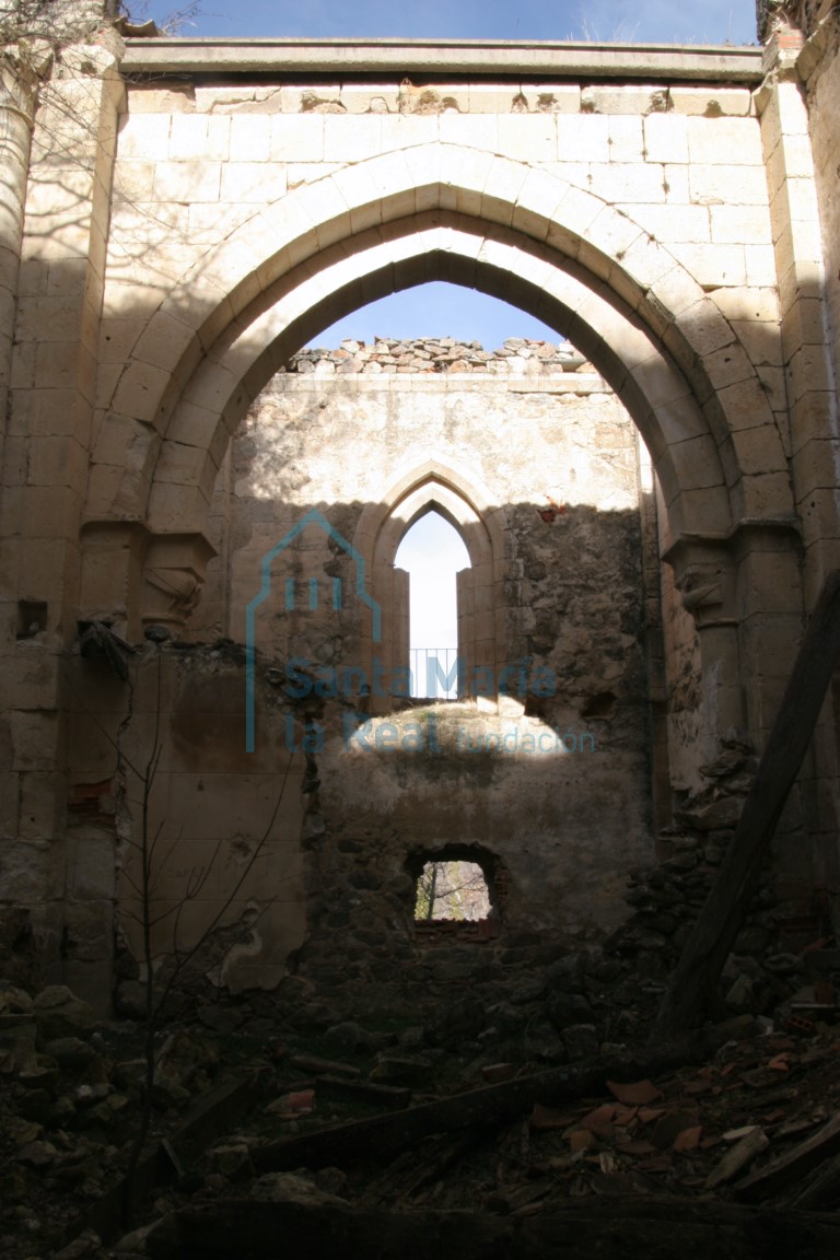 Vista del arco fajón de la nave central y la ventana del colateral sur