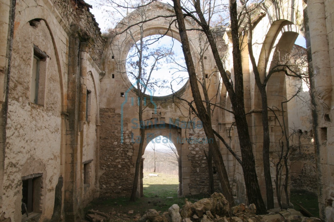 Vista del interior de la nace central desde los pies