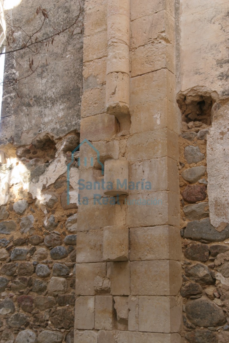 Restos de una columna adosada a una pilastra Restos de una columna adosada a una pilastra