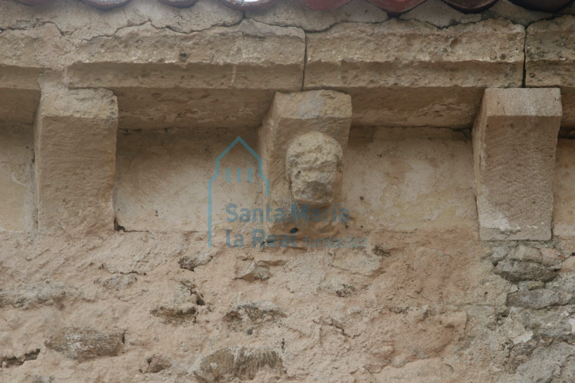 Canecillo con un busto masculino en el muro meridional