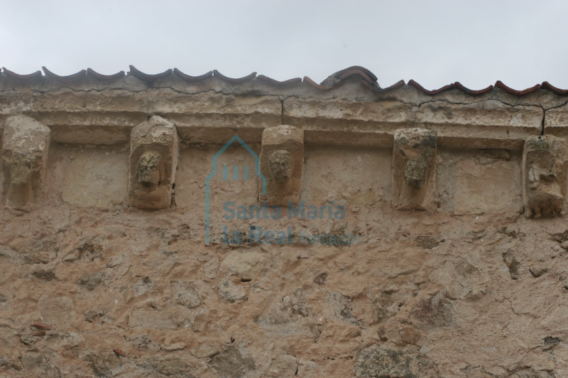 Canecillos en el muro meridional