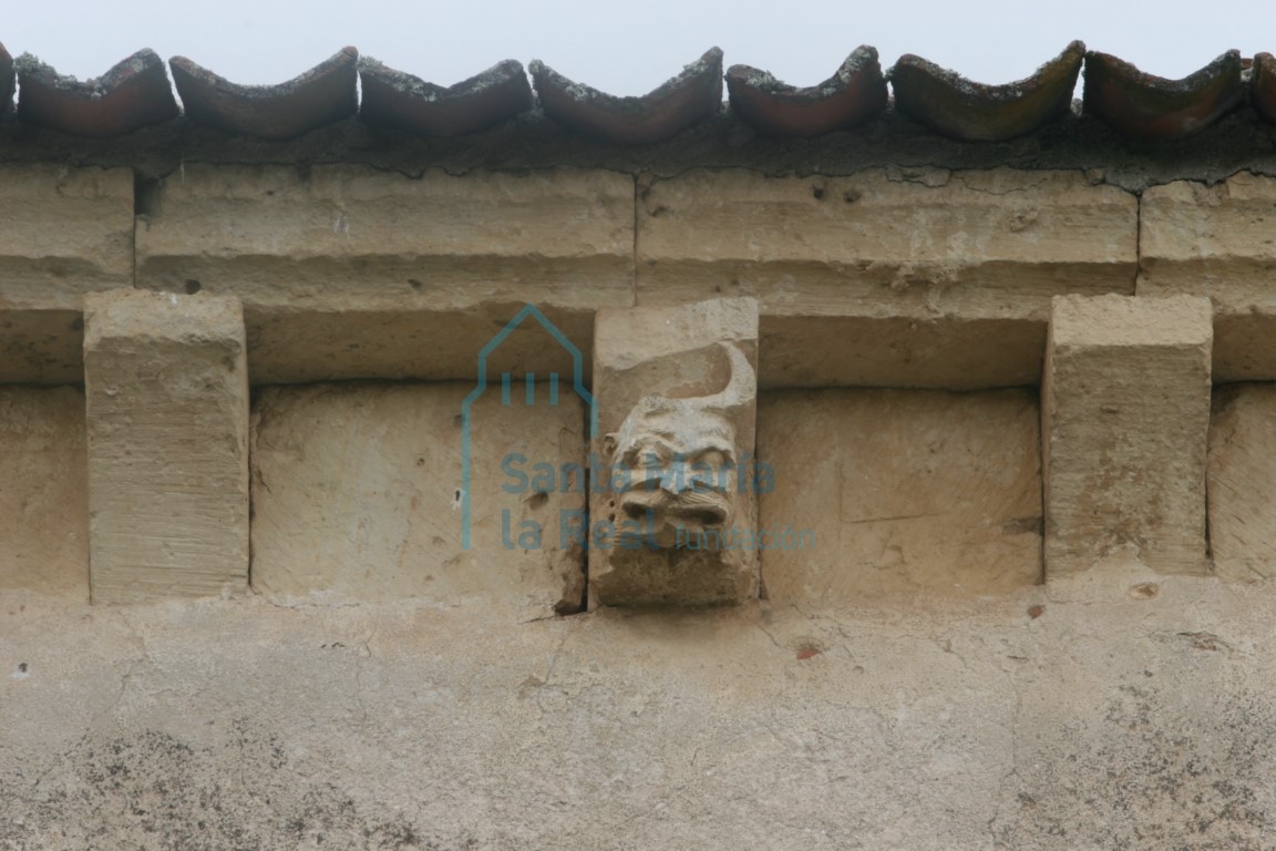 Canecillo con un rostro híbrido en el muro septentrional