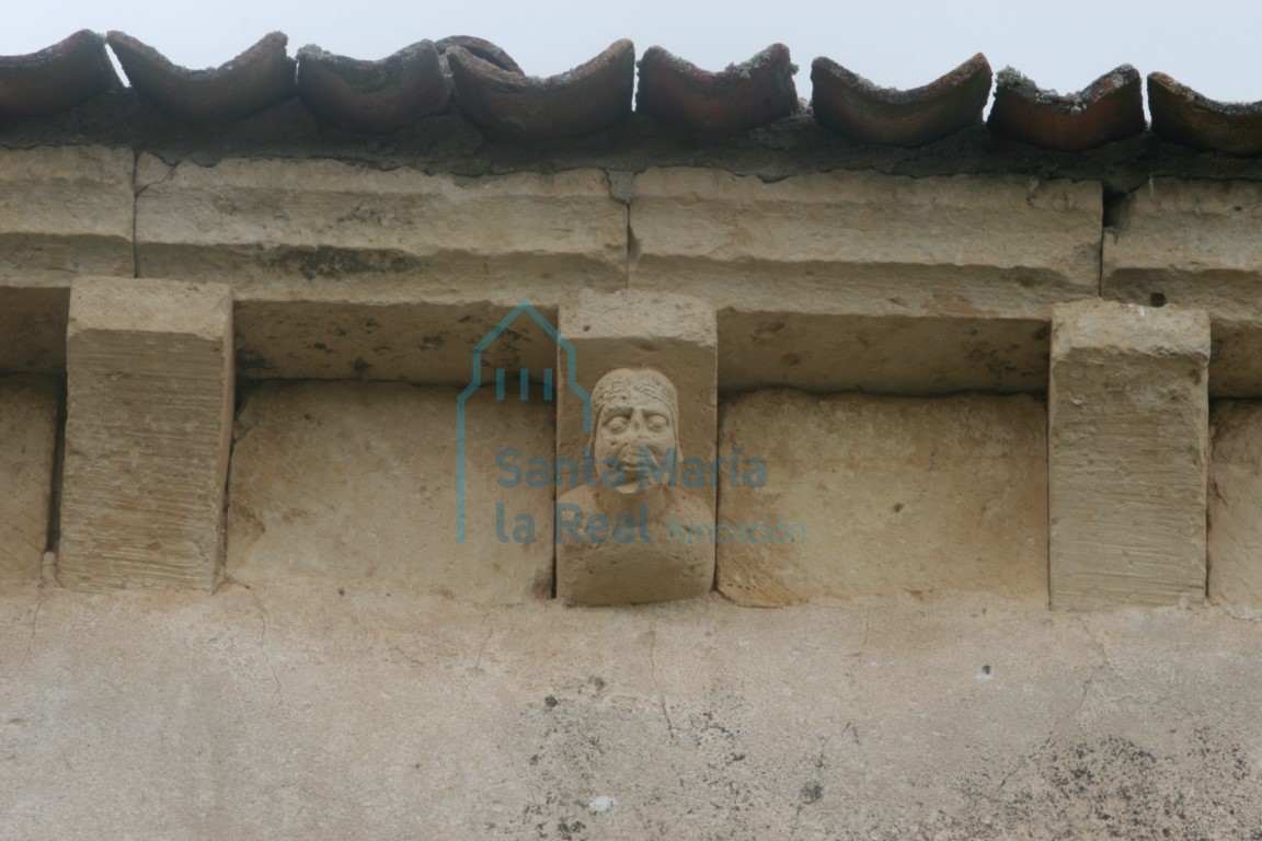 Canecillo con busto masculino en el muro septentrional