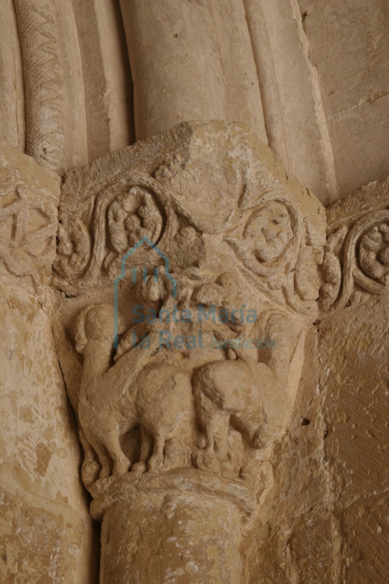 Capitel derecho representan dos esfinges entre tallos, en la portada meridional