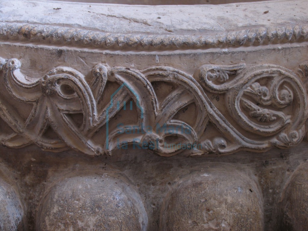 Detalle decorativo de la pila bautismal