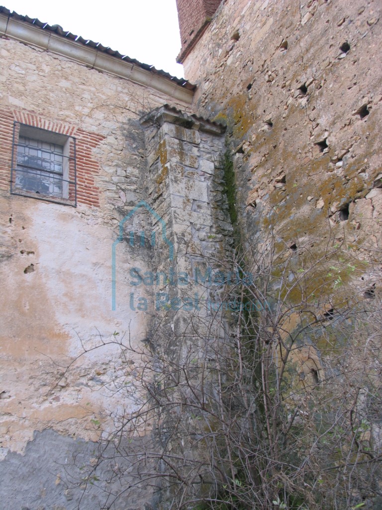 Contrafuerte en muro exterior