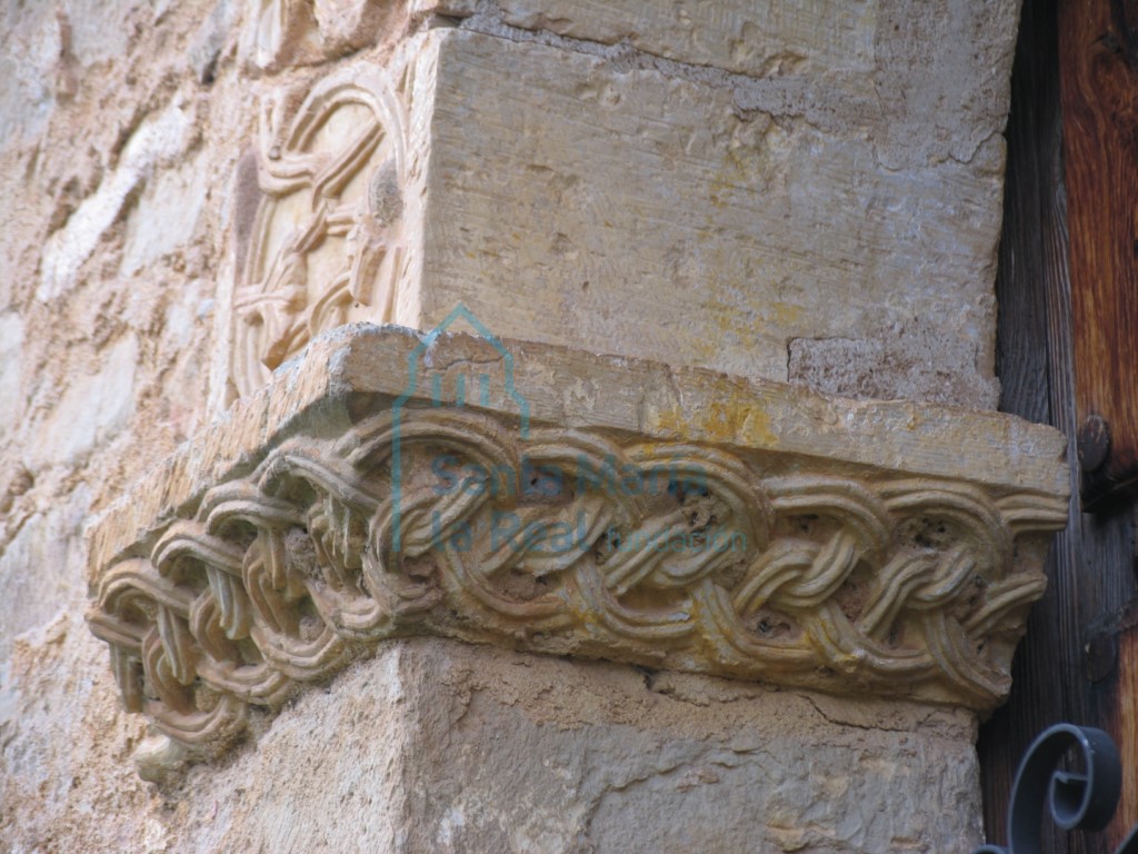 Capitel del arco de la portada