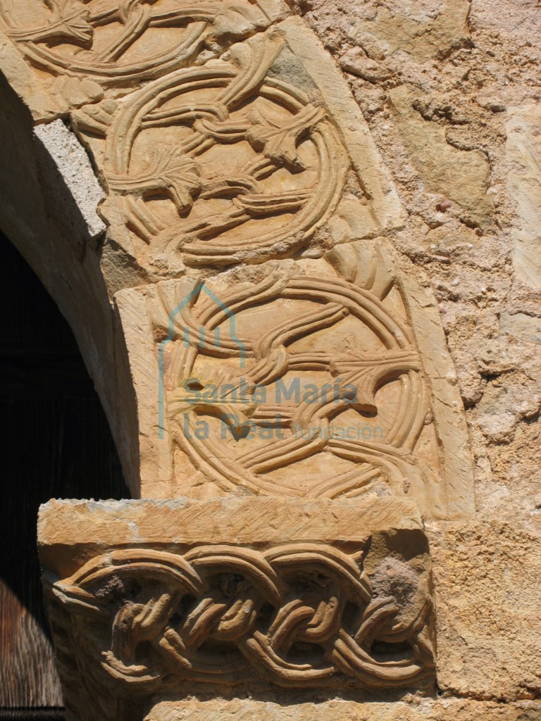 Detalle del arco de la portada