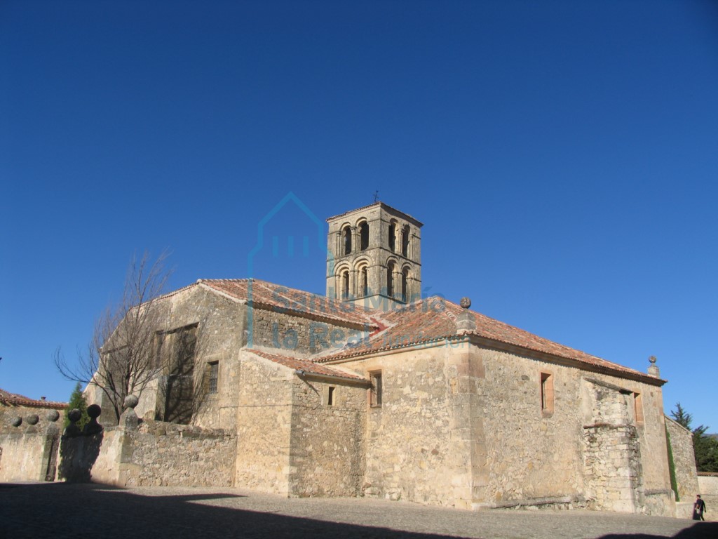 La iglesia vista desde el suroeste