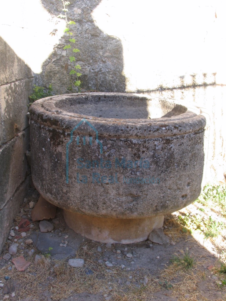Pila bautismal de forma troncocónica
