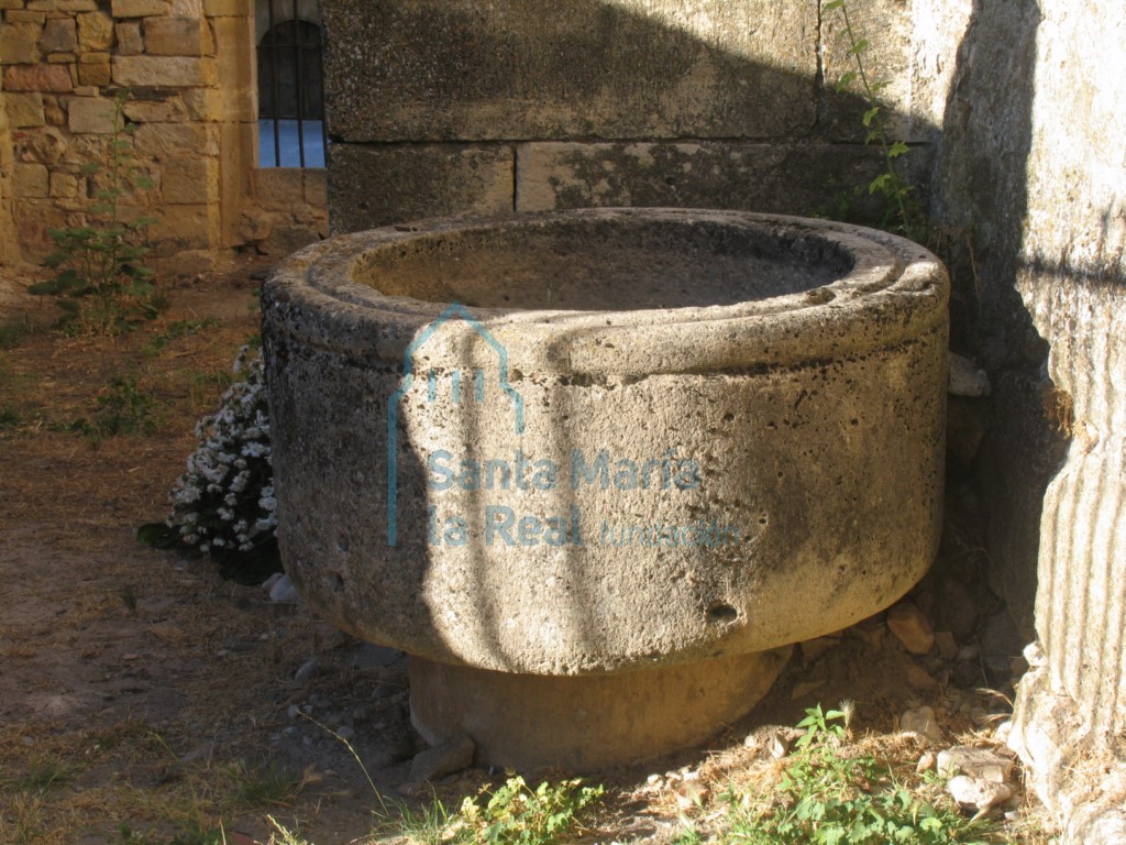 Pila bautismal de forma troncocónica