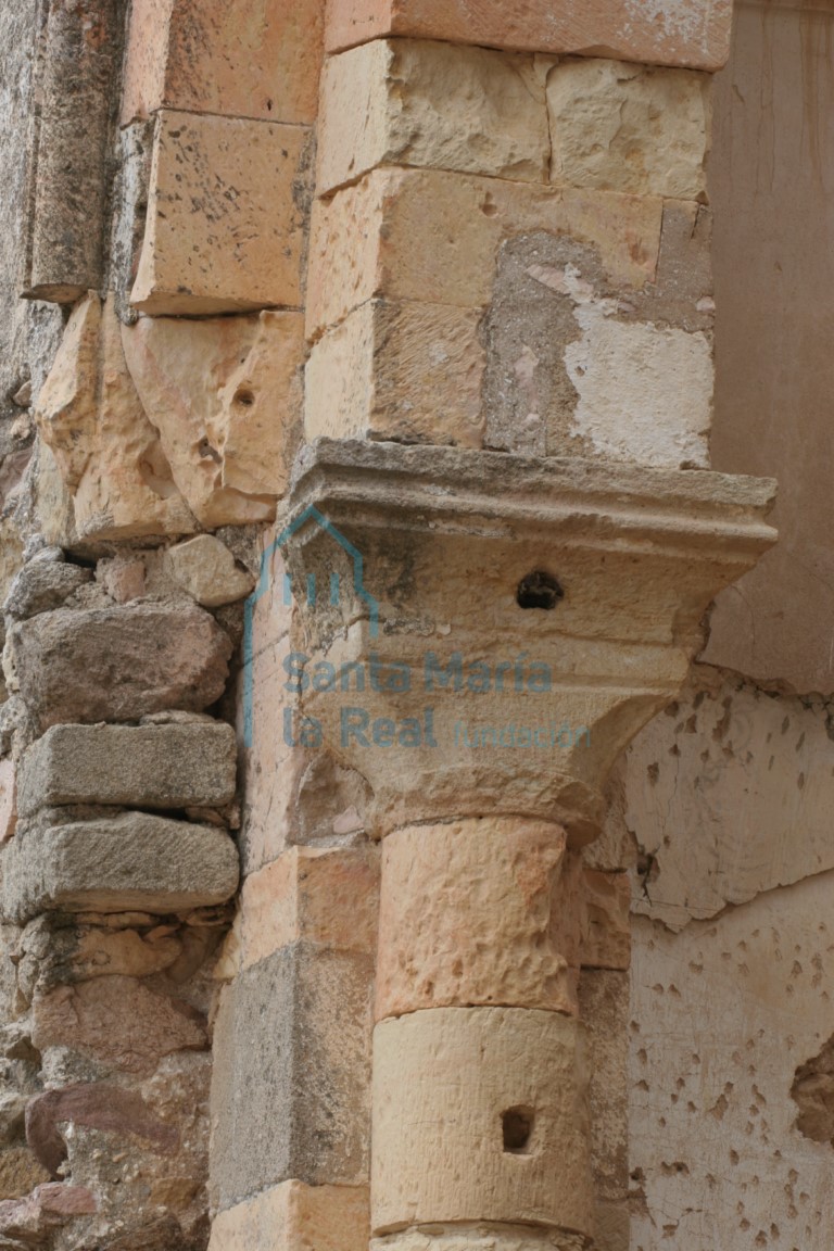 Capitel izquierdo del arco triunfal