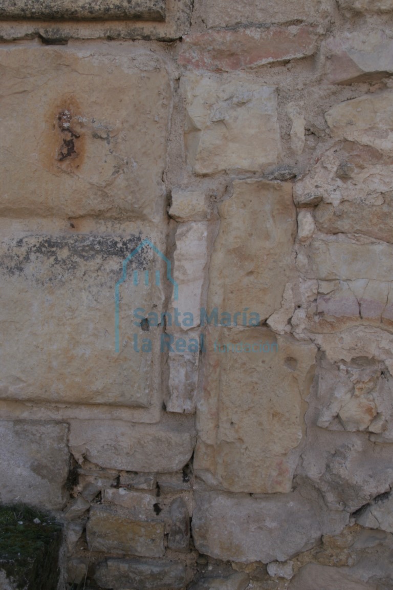 Detalle de los sillares de la portada meridional