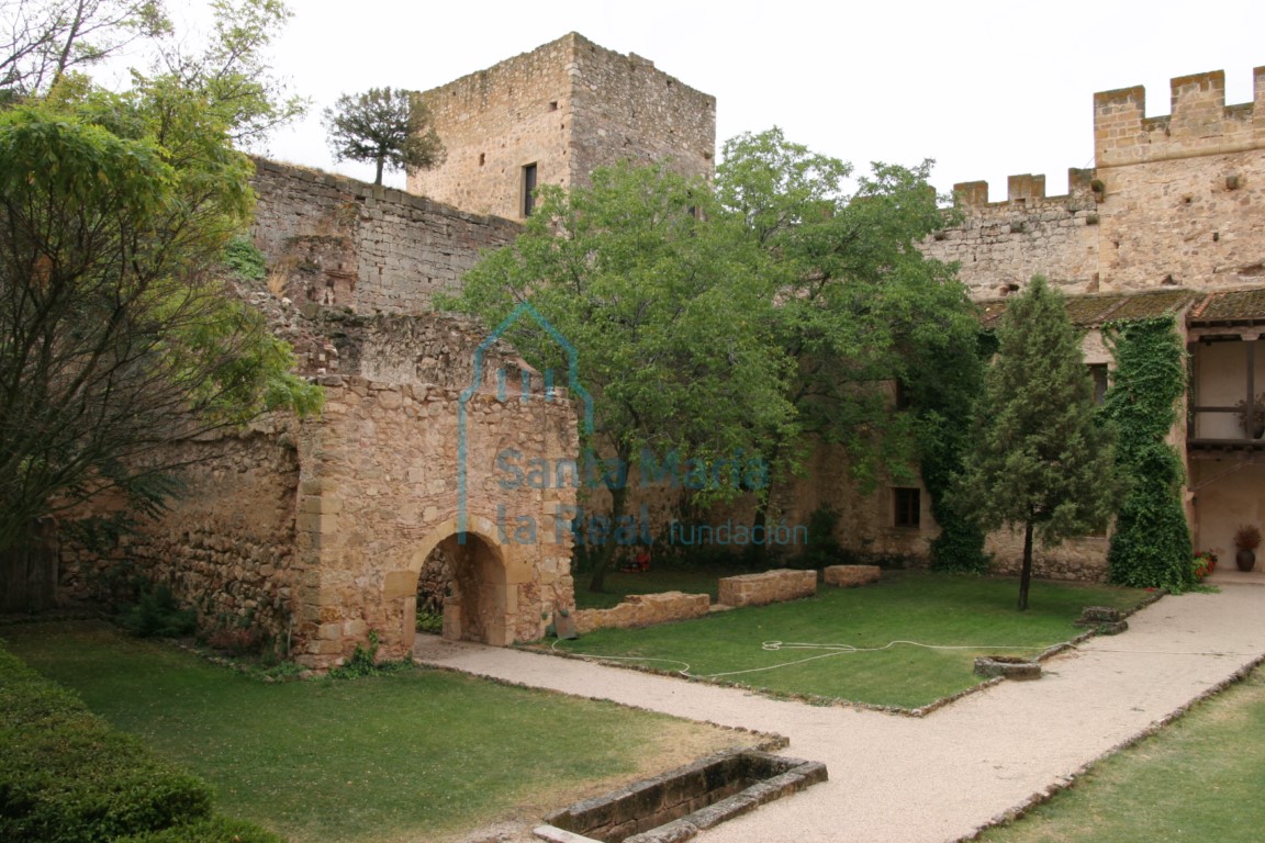 Portada de la iglesia de Santa María, en el castillo