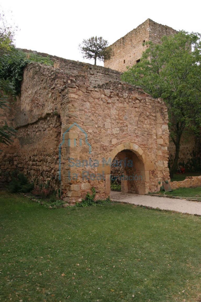 Portada de la iglesia de Santa María, en el castillo