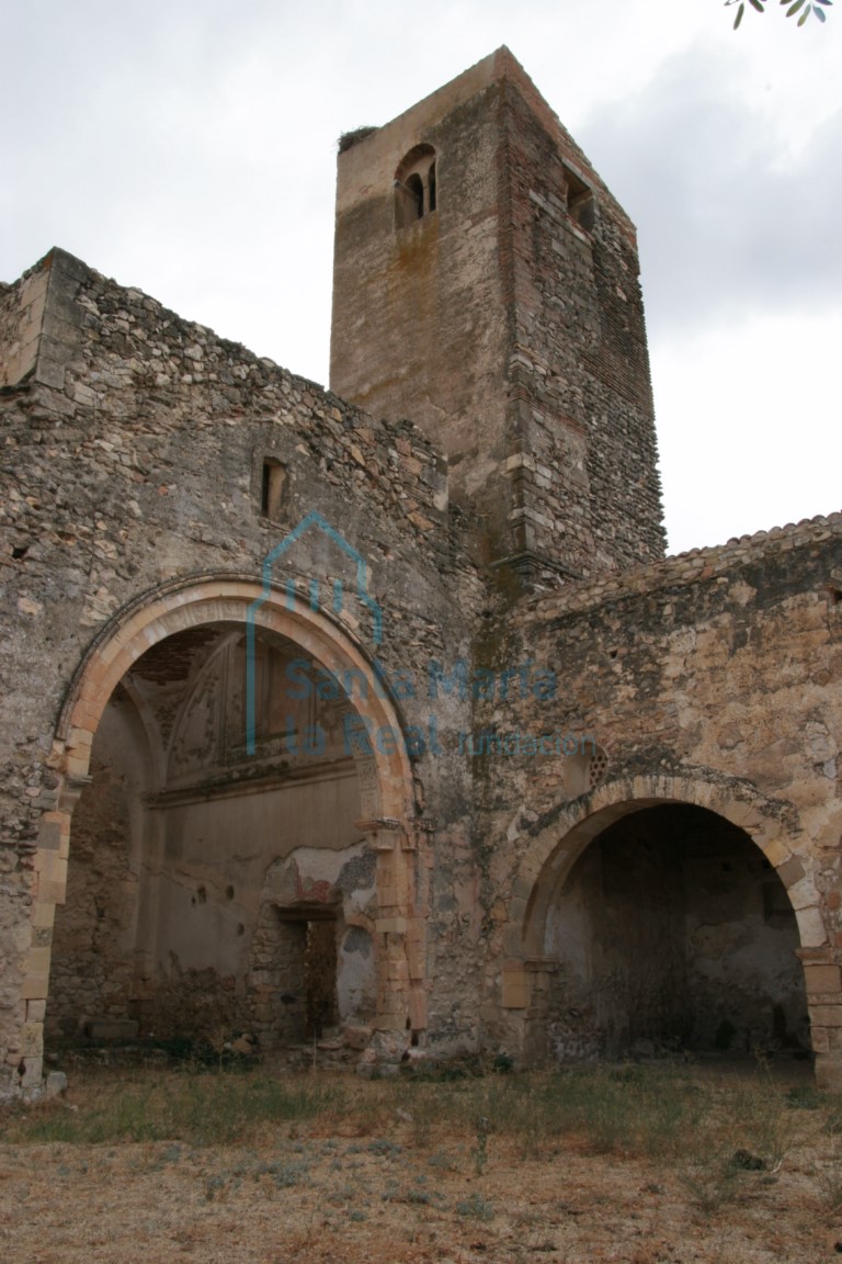 Vista de la cabecera y torre desde el interior de la iglesia