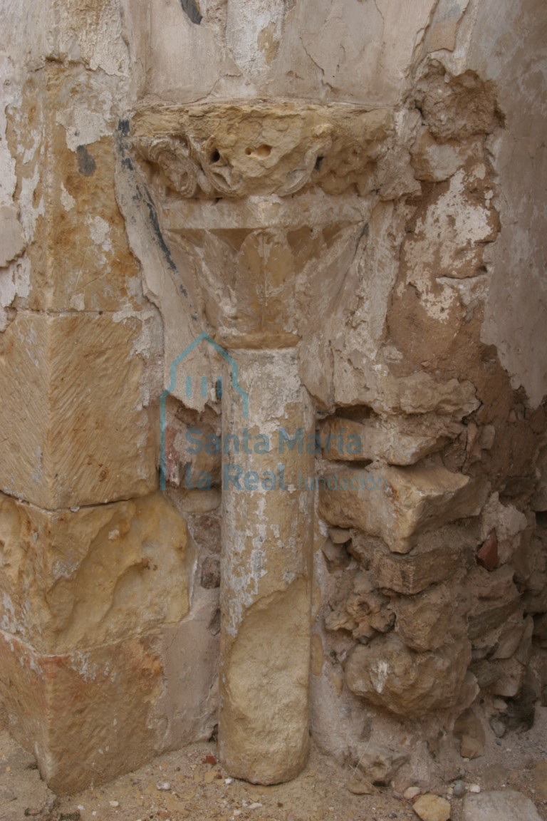 Columna de la arquería del ábside norte