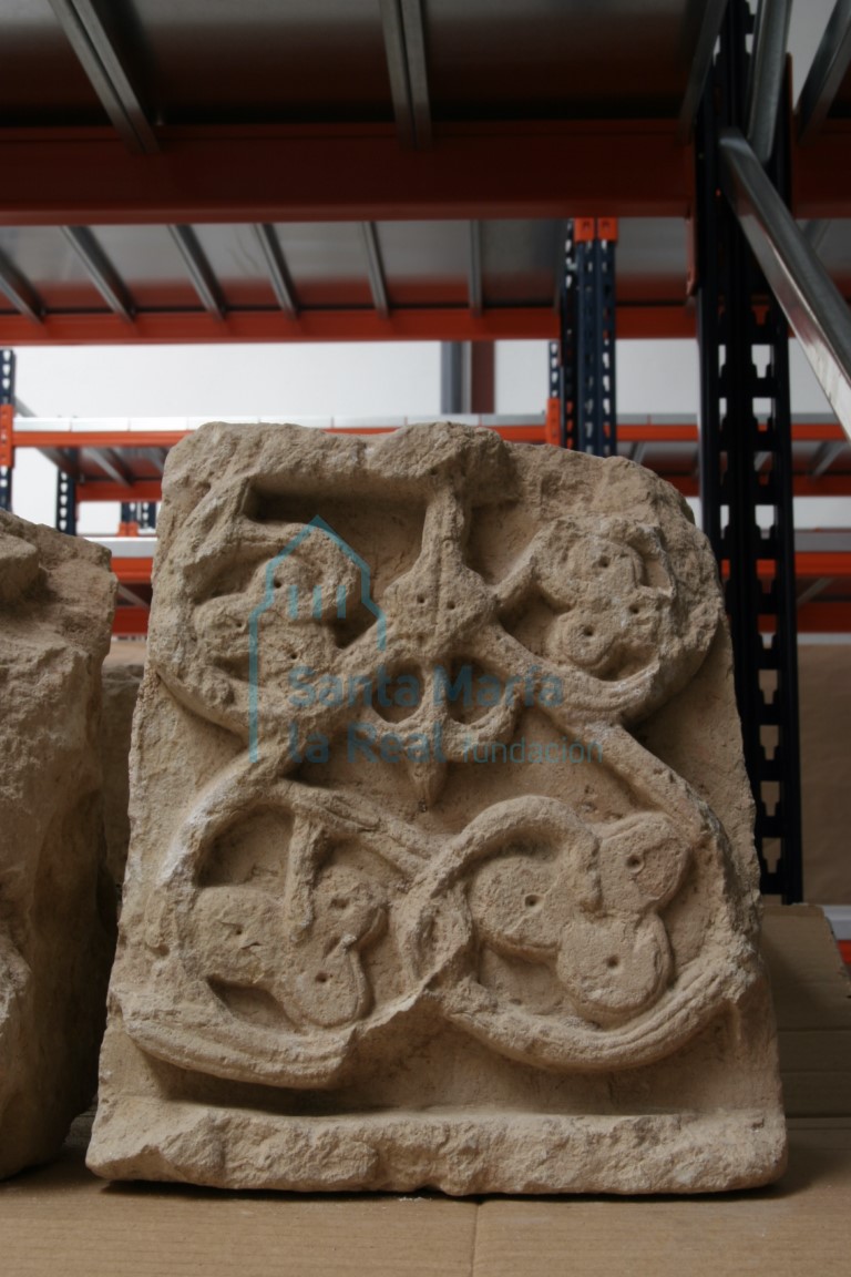 Dovela con motivos vegetales con hojas en forma de trébol  (Museo de Segovia)