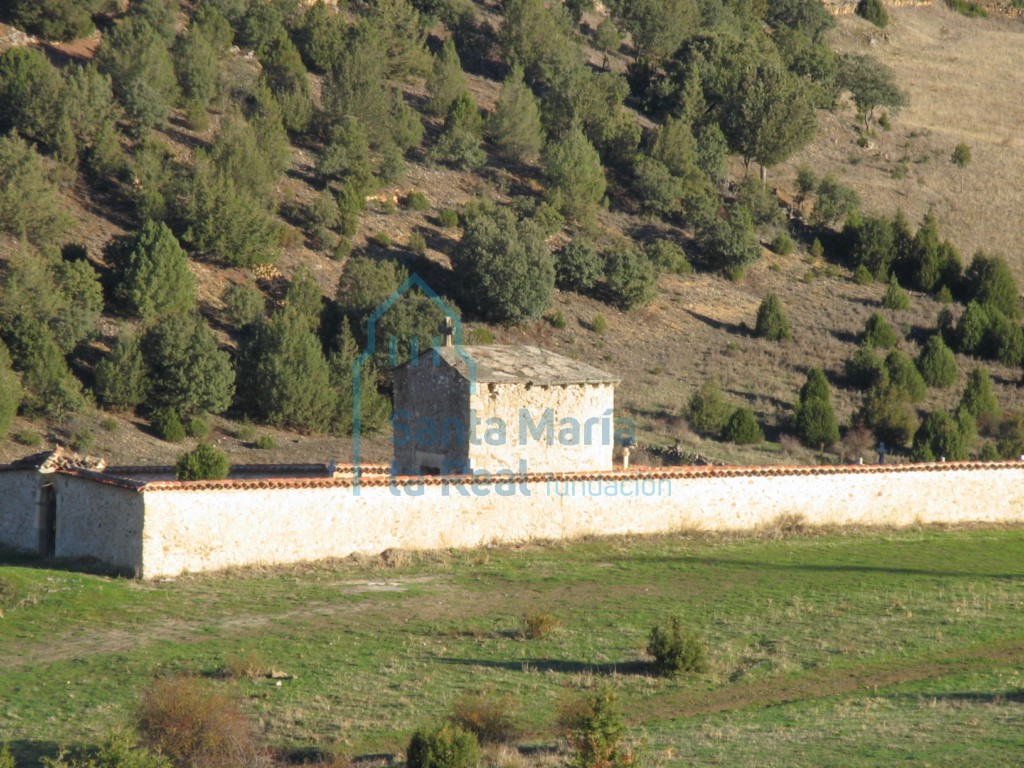 Vista del cementerio y los restos de la iglesia