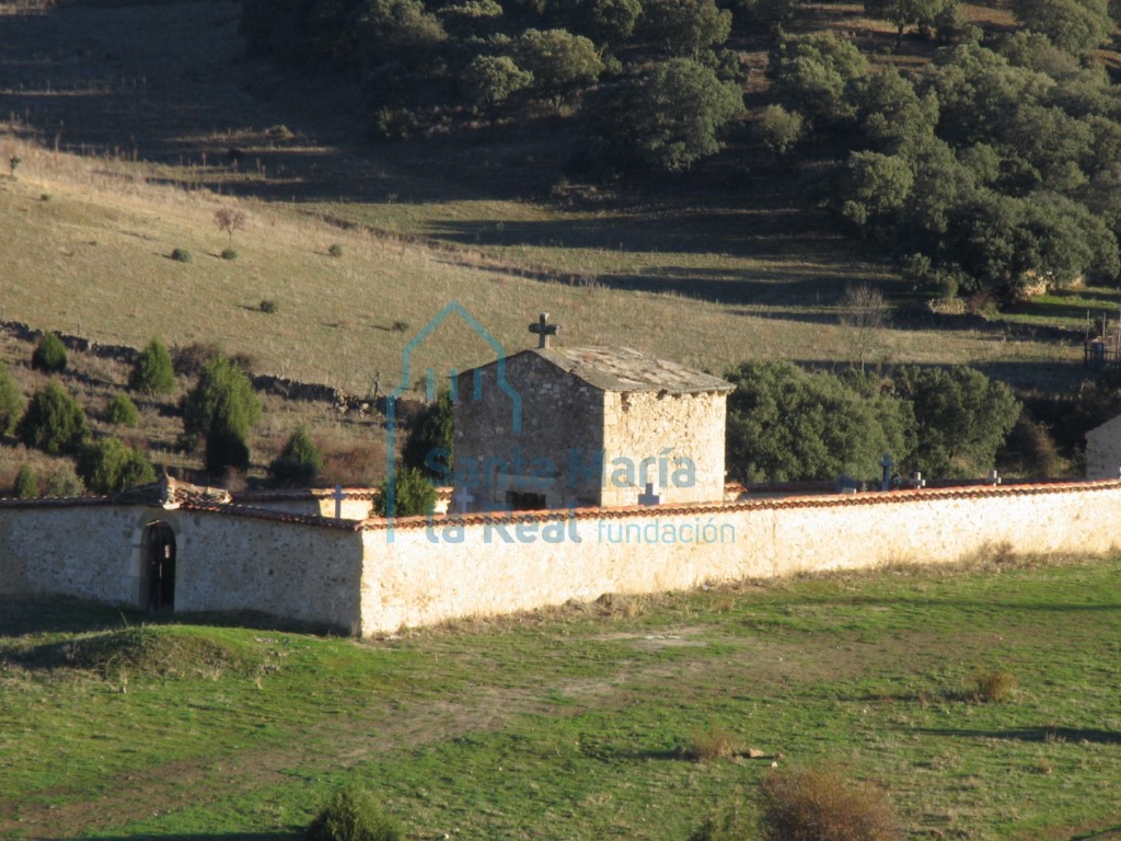 Vista del cementerio y los restos de la iglesia