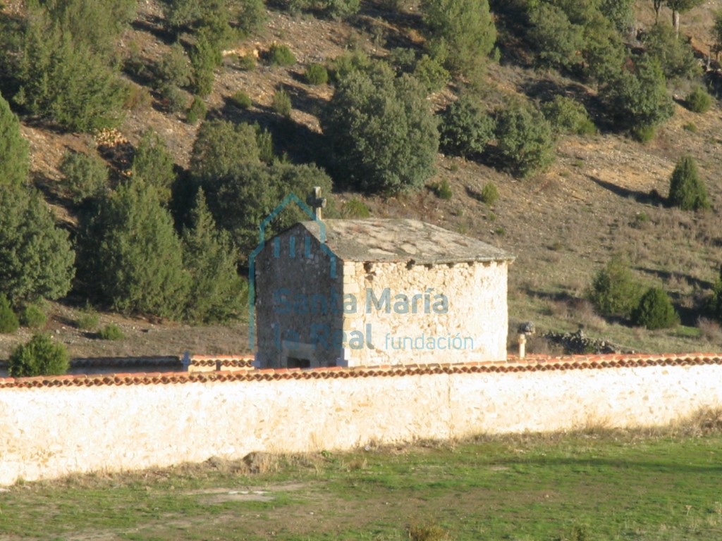 Vista del cementerio y los restos de la iglesia