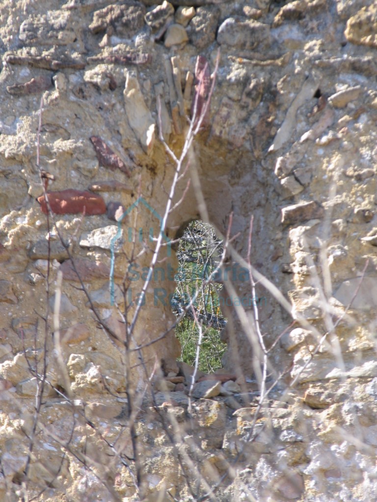 Detalle de la ventana del hastial occidental, con forma de medio punto abocinado hacia el interior