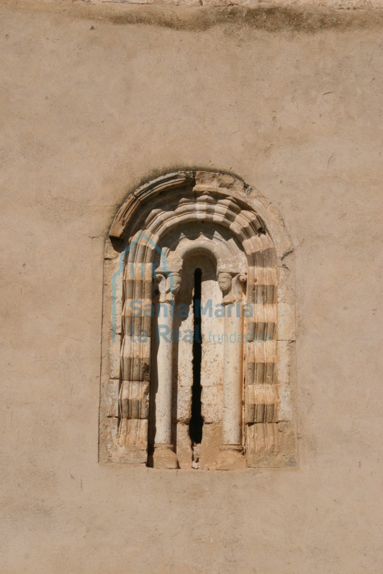 Ventana saetera en el muro oriental de la torre Ventana saetera en el muro oriental de la torre