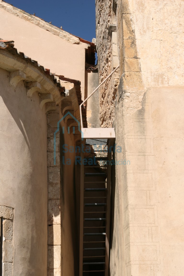 Escaleta de metal, que da acceso a la torre